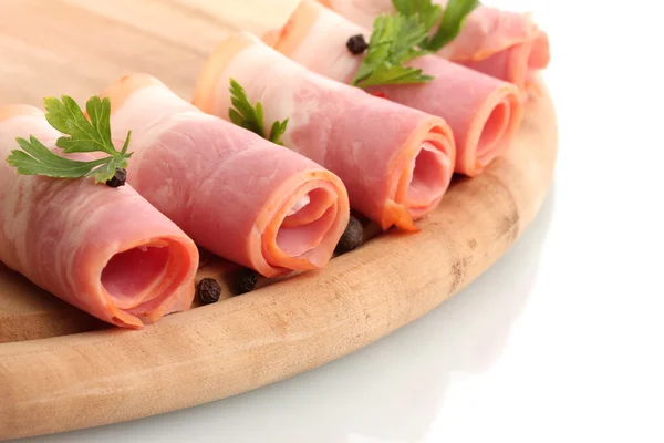 Baharat beyaz izole, ahşap kesme tahtası üzerinde ile lezzetli domuz pastırması — Stok fotoğraf