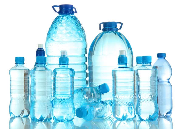Diferentes botellas de agua aisladas en blanco — Foto de Stock