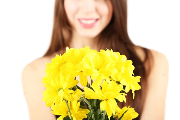 Menina bonita nova com flores agradáveis em sua mão, isolado em branco — Fotografia de Stock