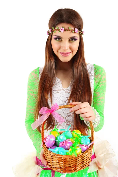 Gelukkig vrouwelijke bedrijf mand met Pasen eieren, geïsoleerd op wit — Stockfoto