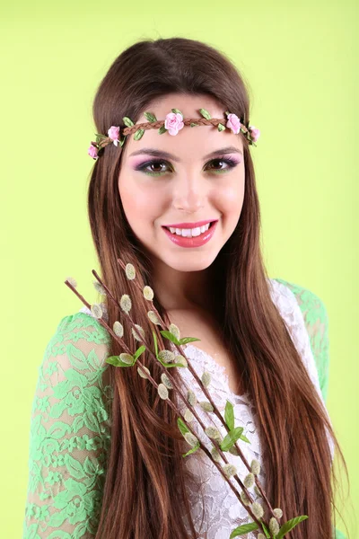 Hermosa chica con brotes de coño-sauce, sobre fondo verde — Foto de Stock