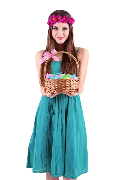 Щаслива жінка тримає кошик з великодніми яйцями, ізольована на білому — стокове фото
