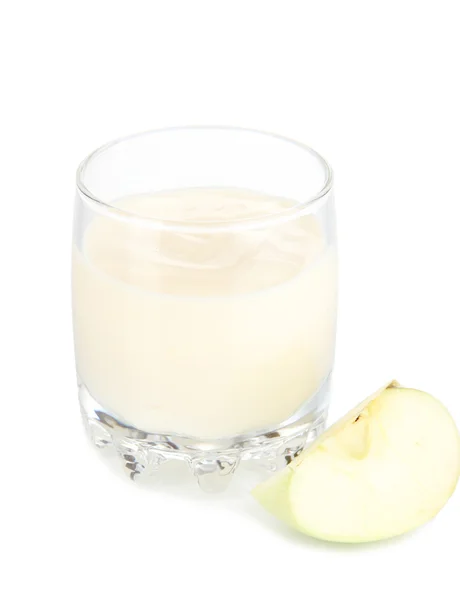Délicieux yaourt en verre avec pomme isolée sur blanc — Photo