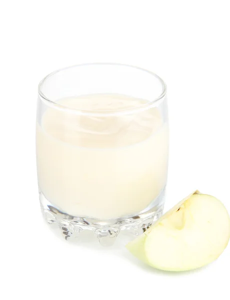 Köstlicher Joghurt im Glas mit Apfel isoliert auf weiß — Stockfoto