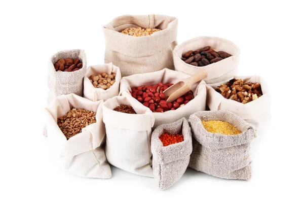 Různé druhy fazolí v pytlích izolovaných na bílém — Stock fotografie