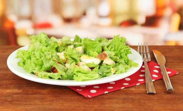 Sezar salatası parlak zemin üzerine beyaz plaka üzerinde — Stok fotoğraf