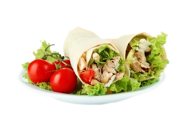 Kebab - gegrilltes Fleisch und Gemüse, auf dem Teller, isoliert auf weiß — Stockfoto