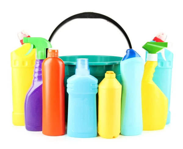 Frascos de detergente de plástico colorido com balde, isolados em branco — Fotografia de Stock