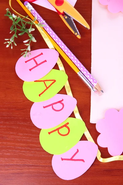 Writing letter of congratulations to Easter holidays on wooden table close-up — Stock Photo, Image