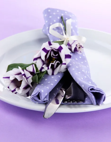 Assiette servie avec serviette et fleurs close-up — Photo