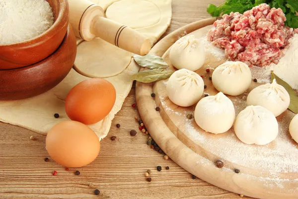 Albóndigas crudas, ingredientes y masa, sobre mesa de madera — Foto de Stock
