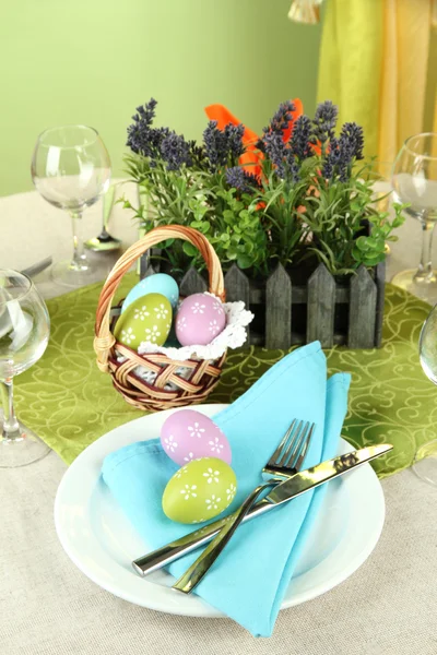 Ostern Tisch auf farbigem Hintergrund — Stockfoto