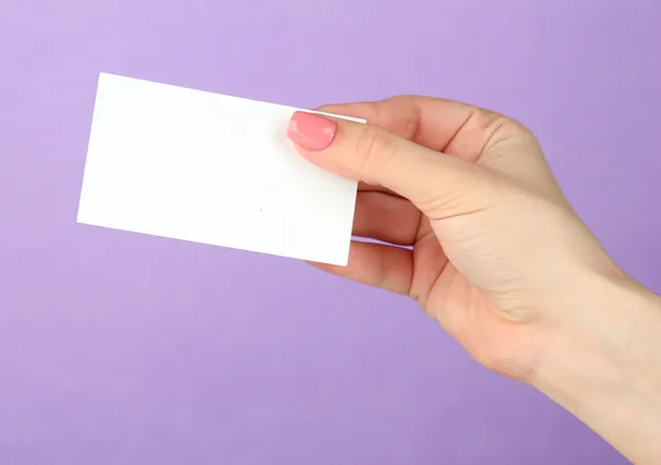 Kvinnlig hand innehav visitkort, på färgbakgrund — Stockfoto