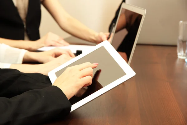 Kvinnliga händer med digitala tablett på office bakgrund. — Stockfoto