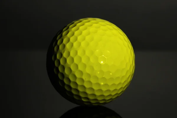 Pelota de golf sobre fondo gris — Foto de Stock