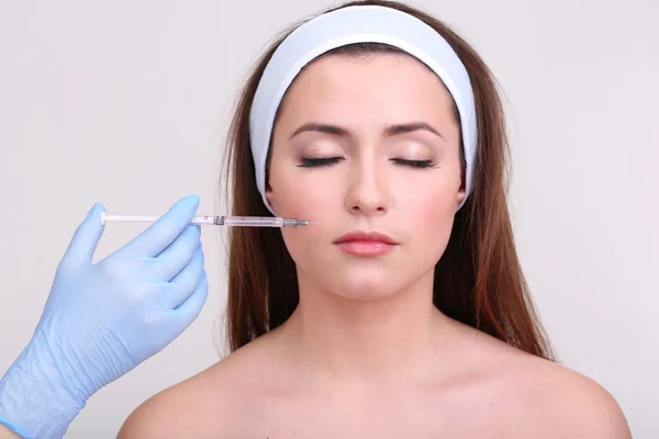 Genç kadın alıcı plastik cerrahi enjeksiyon yüzünde yakın çekim — Stok fotoğraf