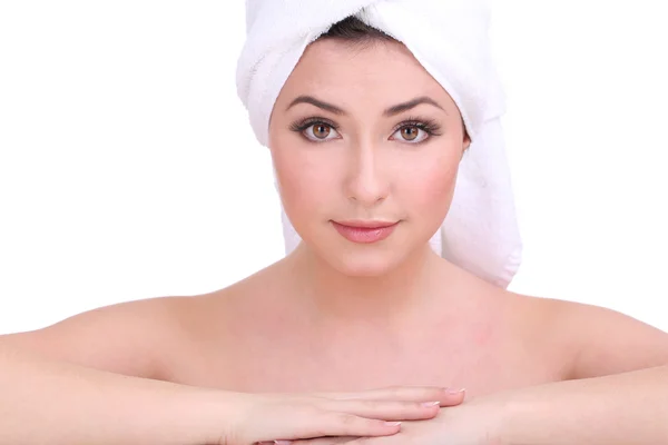 Krásná mladá žena s ručníkem na hlavě izolované na bílém — Stock fotografie