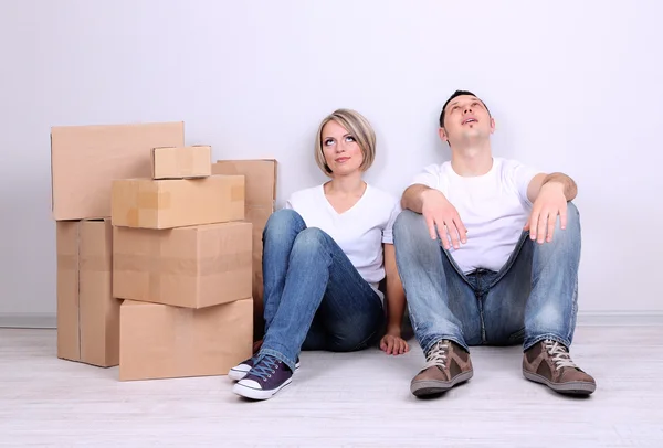 Jeune couple déménageant dans une nouvelle maison — Photo