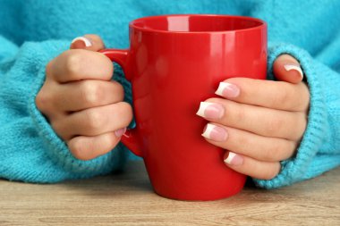 bir fincan tutan eller sıcak içecek, yakın çekim