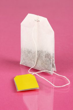çay torba pembe bir arka plan üzerinde