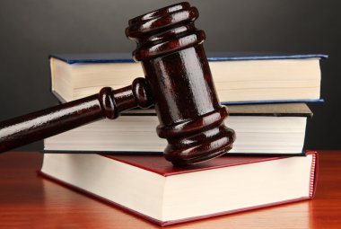 tahta tokmak ve gri arka plan üzerine kitaplar