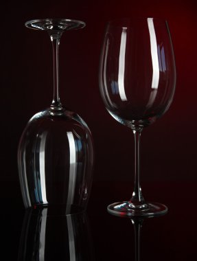 iki bardak koyu kırmızı zemin üzerine