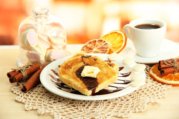 Pan blanco tostado con chocolate y taza de café en la cafetería — Foto de Stock