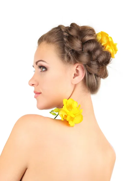 Jeune femme avec une belle coiffure et des fleurs, isolé sur blanc — Photo