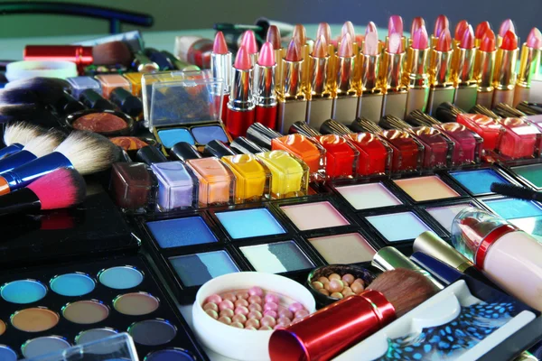 Viele verschiedene Kosmetika in Nahaufnahme — Stockfoto