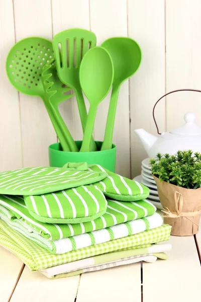 Ajustes de cocina: utensilios, agarraderas, toallas y más en la mesa de madera — Foto de Stock