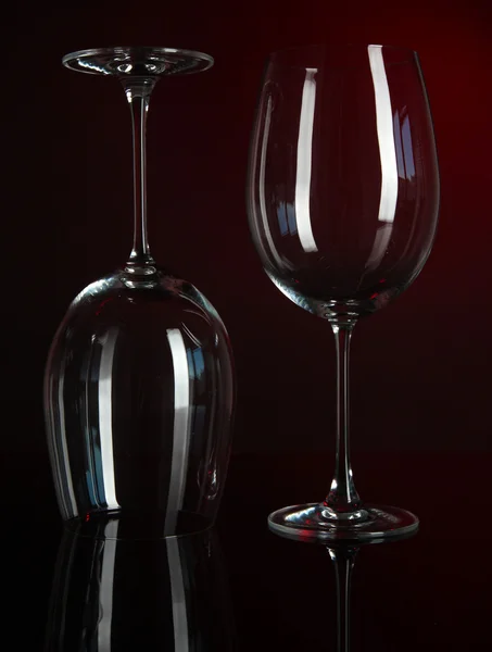 Két pohár sötét piros háttér — Stock Fotó