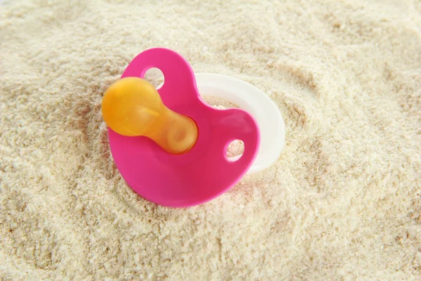 Latte in polvere con capezzolo per neonato primo piano — Foto Stock