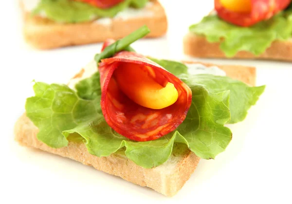 Salám závitky s paprikové kusy uvnitř, na pečený chléb, izolované na bílém — Stock fotografie