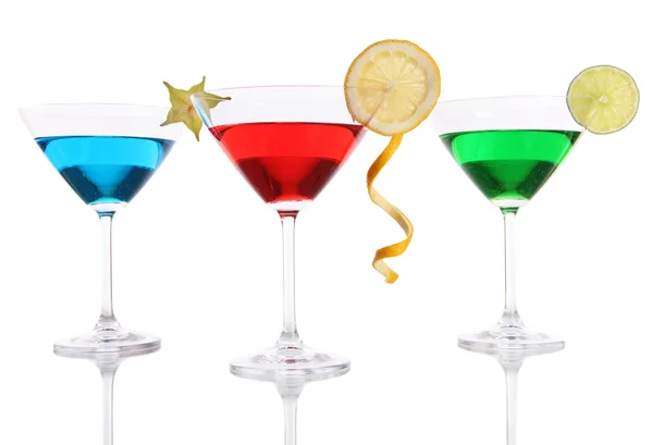 Алкогольные коктейли в бокалах мартини, изолированных на белом — стоковое фото