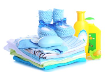beyaz izole bebek elbise yığını