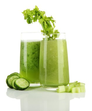 beyaz izole yeşil sebze suyu bir bardak