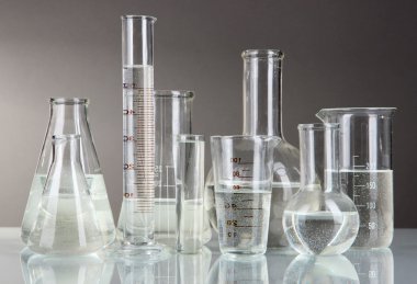 gri arka plan üzerinde test tüpleri