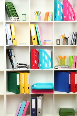 Beyaz ofis farklı ileti örneğiyle raflar, yakın çekim