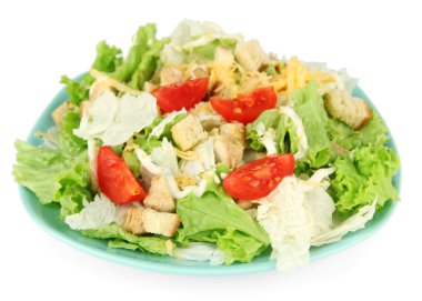 Sezar salatası üzerine beyaz izole mavi plaka üzerinde