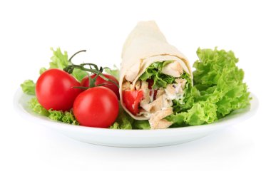 kebap - ızgara et ve sebze, tabakta üzerine beyaz izole