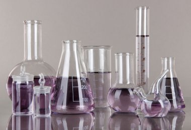 test tüpleri gri arka plan üzerinde hafif mor sıvı ile