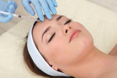 genç kadın alıcı plastik cerrahi enjeksiyon yüzünde yakın çekim