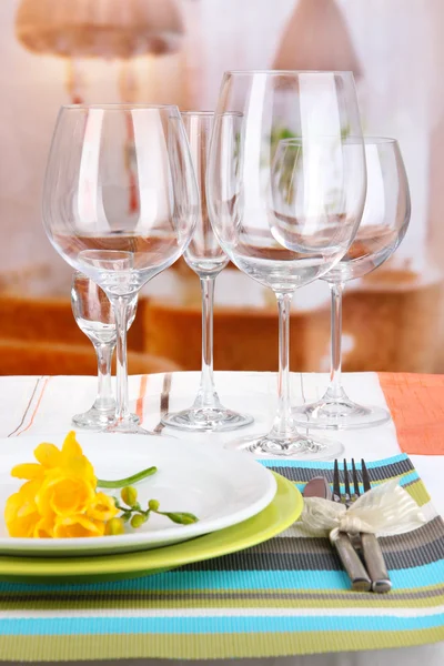De instelling van de tabel met glazen voor verschillende dranken op tafel op kamer achtergrond — Stockfoto
