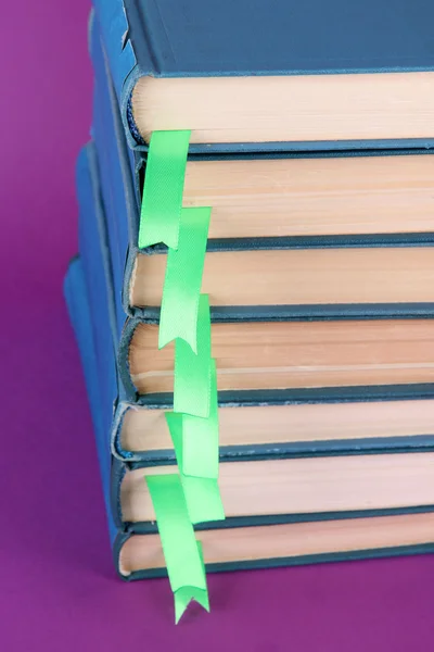 Wiele książek z zakładek na fioletowym tle — Zdjęcie stockowe