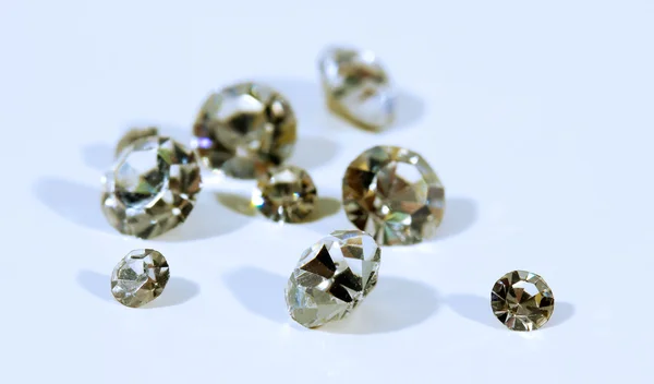 Όμορφη λάμποντας κρύσταλλα (διαμάντια), που απομονώνονται σε λευκό — Stockfoto