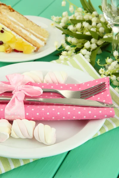 Ajuste de mesa en tonos blanco y rosa sobre fondo de madera de color — Foto de Stock