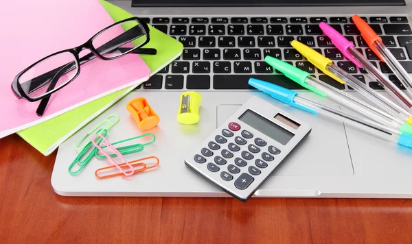 Laptop mit Schreibwaren auf dem Tisch — Stockfoto