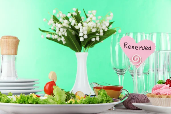 Table setting on green background — Stock Photo, Image