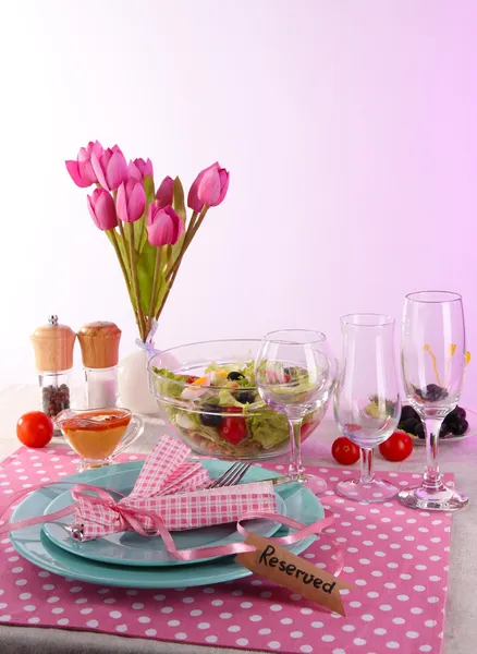 Réglage de la table sur fond rose — Photo