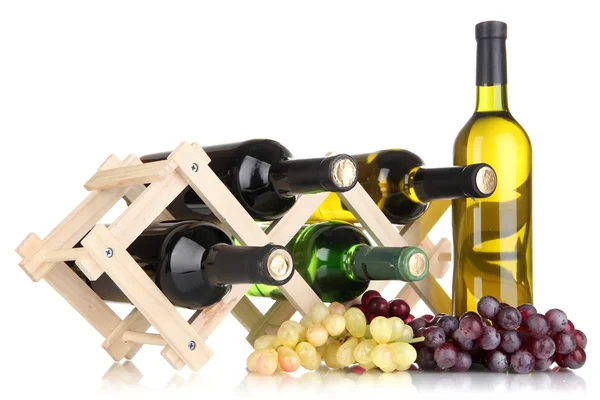 Botellas de vino colocadas sobre soporte de madera aislado sobre blanco — Foto de Stock